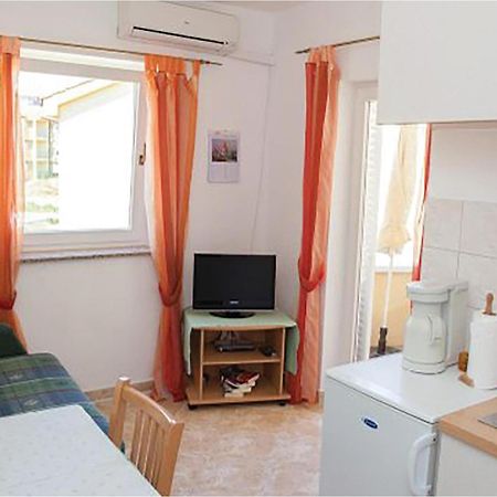 1 Bedroom Beautiful Apartment In Malinska Zewnętrze zdjęcie